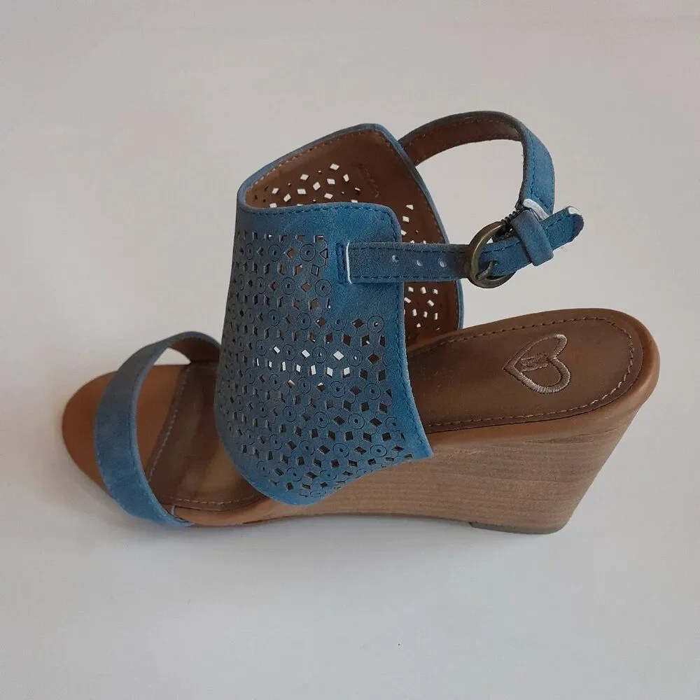 Madeline Women’s shoes, Color Blue open toe sandals. Size 8M